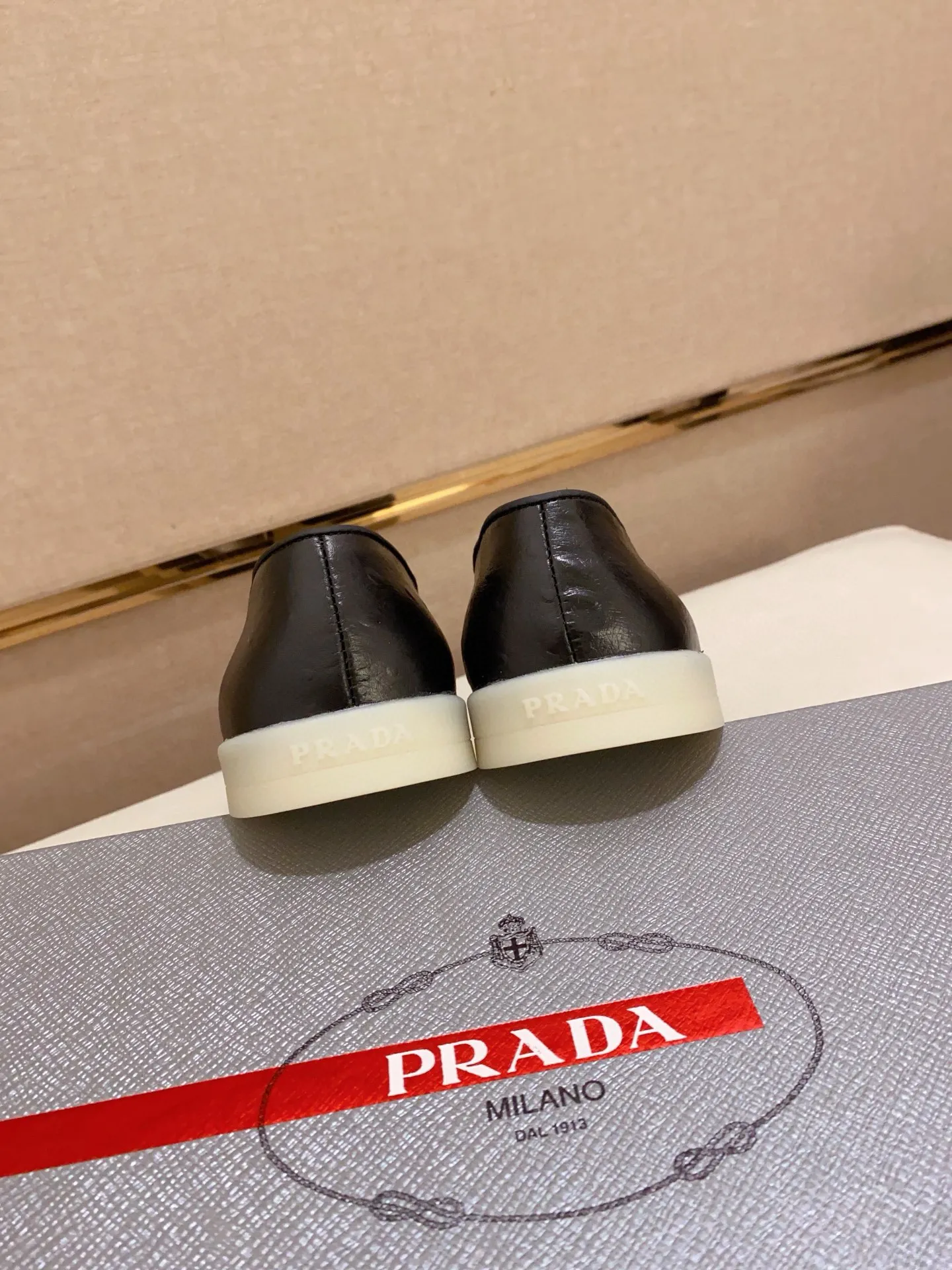 Men's shoes 💰 580💰 ✔️✔️✔️High-quality new PRADA counters are launched at the same time. The new men's shoes and 😘fabrics are selected from high-silk bald cowhide and are made by pure handicrafts. Lining: Full cowhide lining. 👍🏿 High-end ☄️ air-cushion molded anti-slip rubber outsole, exquisite lines, simple and elegant, comfortable and high-end for leisure travel. Code number: 38 to 44 (45 can be customized)